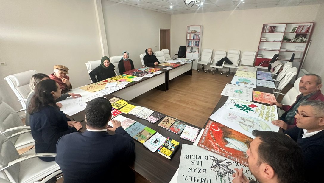 Dilimizin Zenginlikleri Projesi  kapsamında il genelinde düzenlenen Sözlük Tasarım Yarışması'na katılan eserler İlçe Yürütme Komisyonu tarafından değerlendirildi.