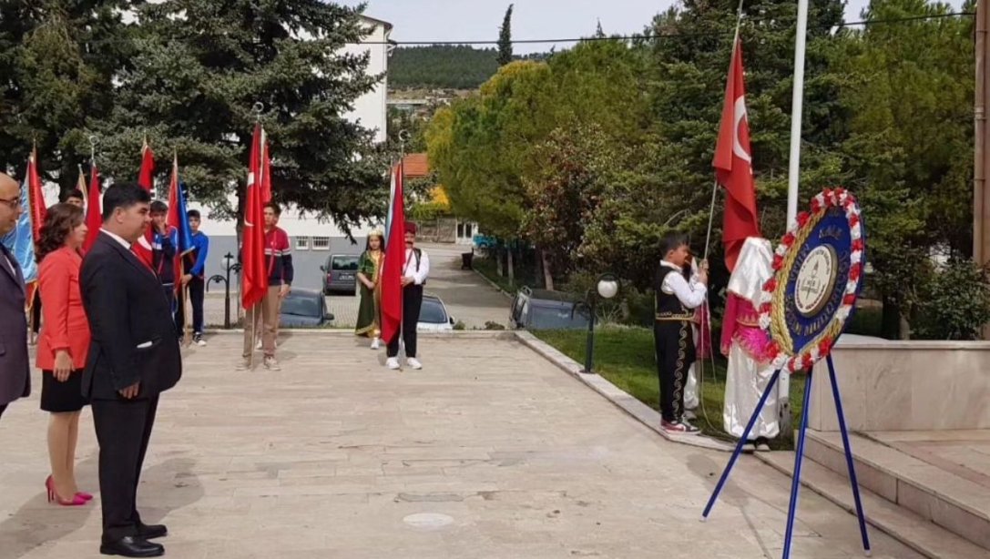 23 Nisan Ulusal Egemenlik ve Çocuk Bayramı'mızın 104. yıl dönümü kutlama programları ilçe protokolünün katılımıyla İlçe Milli Müdürü Nurettin Tıkım'in Atatürk Anıtına çelenk sunması ile başladı.